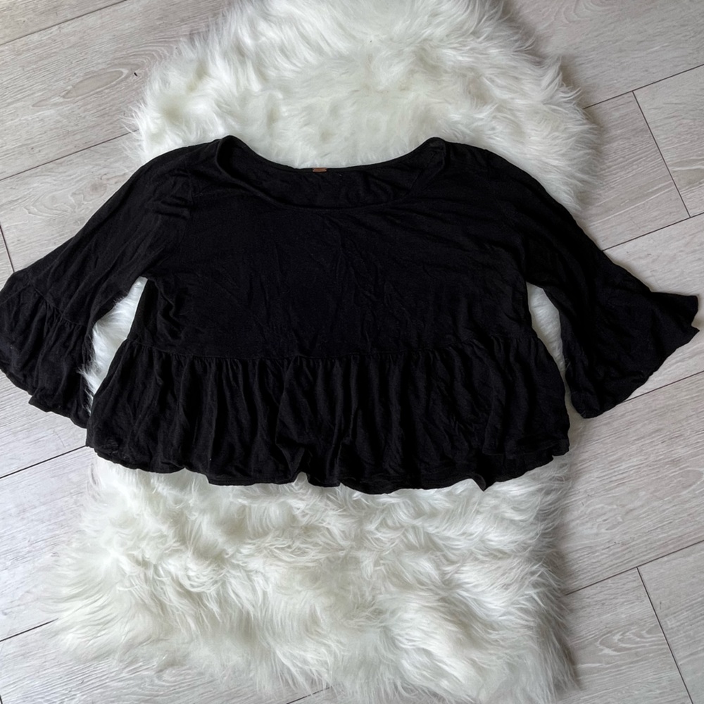 FREE PEOPLE black crop top! Super cute details and thin material ✨🫶🏽